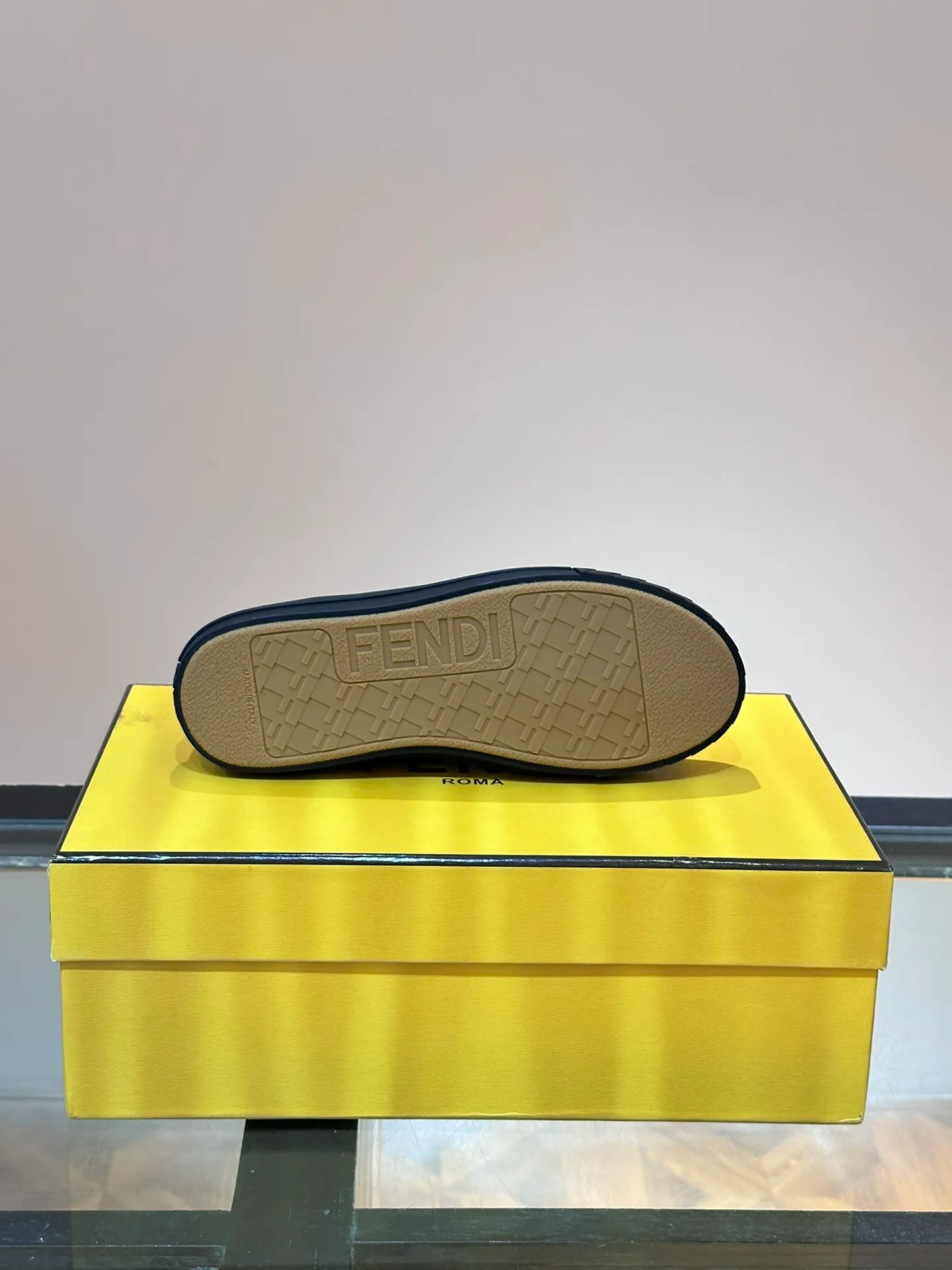 Men's Men's Shoes 💰380 [New Style] 🍿🍿Fendi Fendi Casual Sneakers Skateboard Shoes, the new Domino sneakers have become a favorite shoe. For those who want to create a simple and FENDI-characteristic look, this shoe is the perfect choice. Because this sneaker is one of the most cost-effective among FENDI's entry-level sneakers, it provides a great opportunity to attract and attract all customers who love easy and comfortable everyday sneakers. Size: 38-45 (men’s size 38.45 customized)